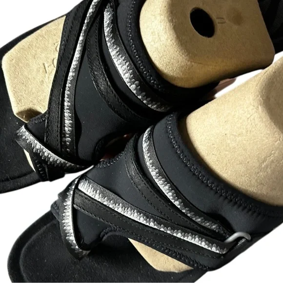 Women’s size 11 Merrell Water Sandals - Picture 2 of 9